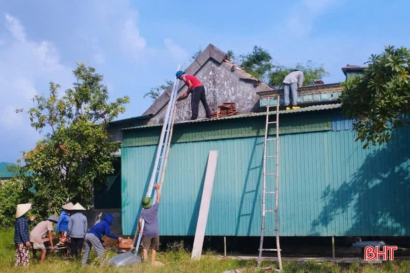 MTTQ và các đoàn thể chính trị xã hội xã Thạch Hà huy động hàng trăm lượt ngày công giúp đỡ các gia đình.