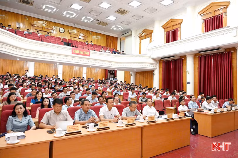 Trong 2 ngày nghỉ cuối tuần vừa qua, hơn 9.000 đại biểu từ tỉnh đến cấp xã ở 255 điểm cầu ở Hà Tĩnh đã tập trung tham dự hội nghị tập huấn trực tuyến toàn quốc về chuyên môn nghiệp vụ liên quan đến vận hành chính quyền địa phương 2 cấp.