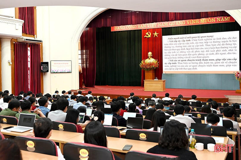 Các cán bộ, công chức, viên chức các cơ quan, đơn vị, địa phương, đoàn thể trong toàn tỉnh đang được tập huấn chuyên sâu về chuyên môn, nghiệp vụ liên quan thực hiện chính quyền địa phương 2 cấp. bqbht_br_fffff.jpg