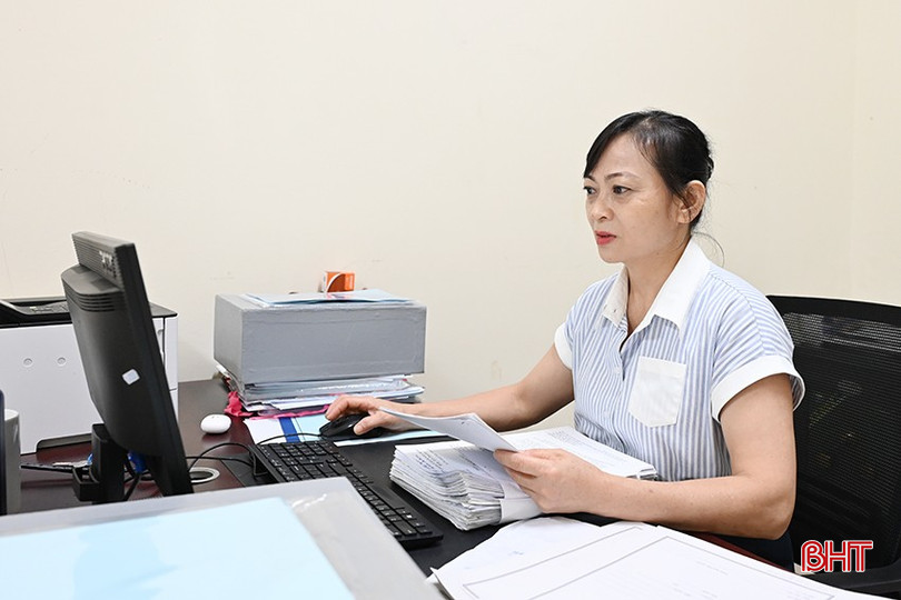 Cán bộ Phòng Hành chính - Lưu trữ, Văn phòng Tỉnh ủy Hà Tĩnh kiểm tra các hồ sơ số hóa. bqbht_br_dsc-69d27.jpg