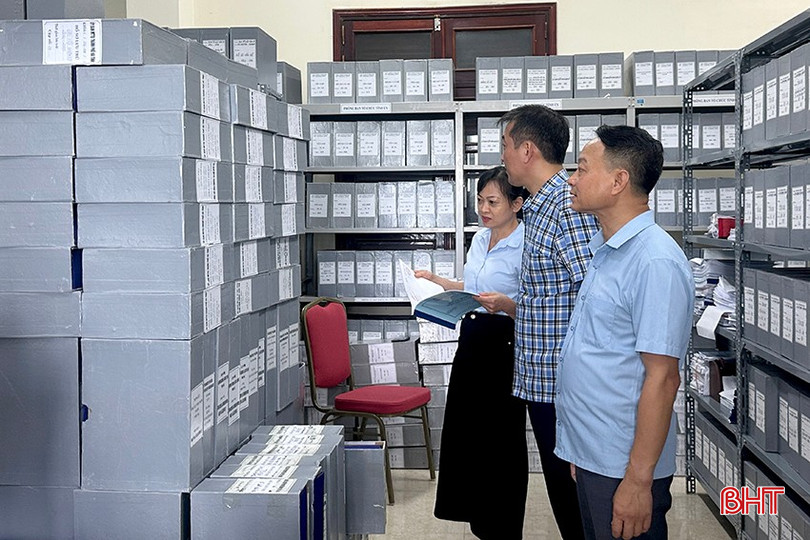Thành ủy Hà Tĩnh bàn giao hồ sơ đến kho lưu trữ lịch sử của Đảng bộ tỉnh. bqbht_br_img-2252.jpg
