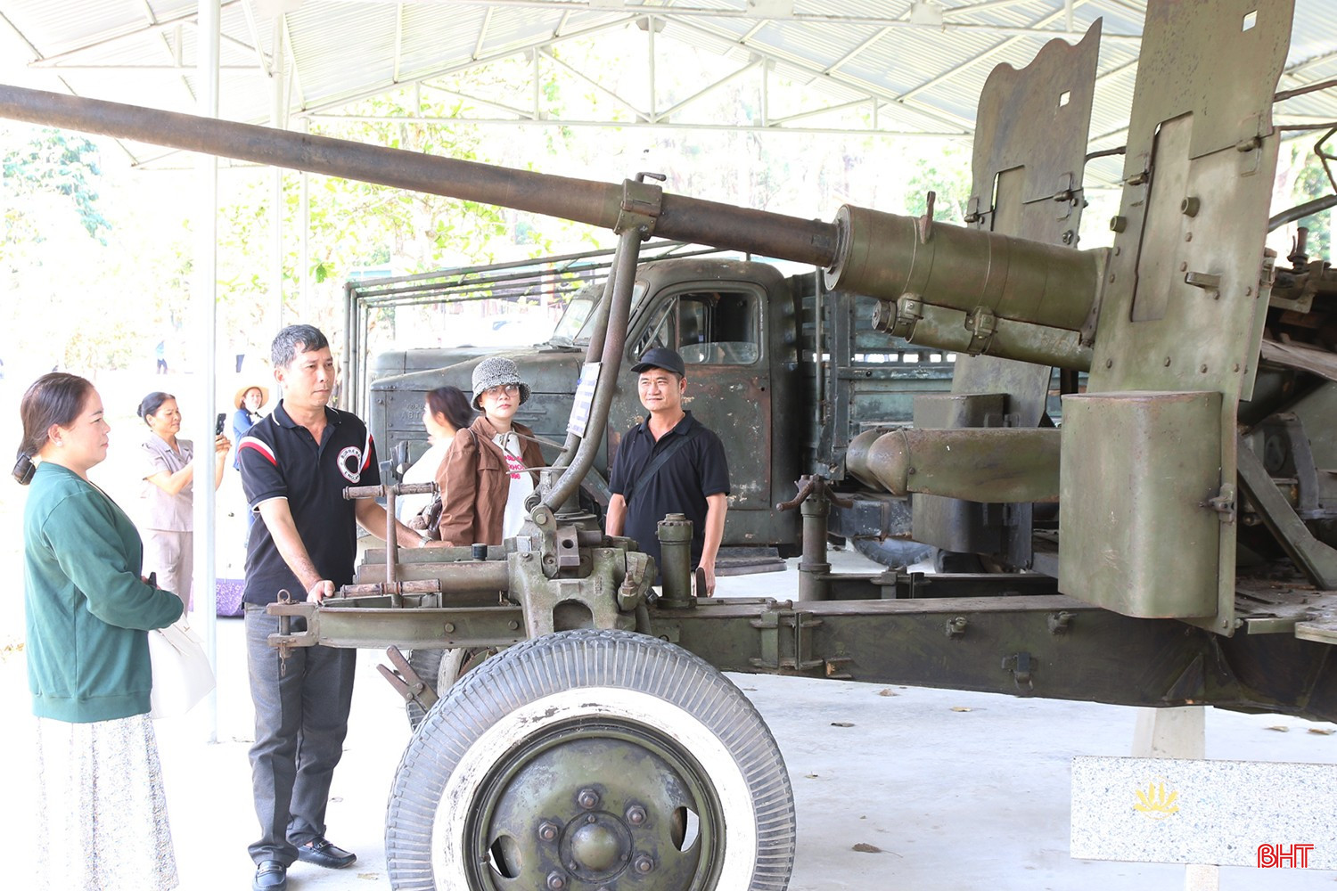 bqbht_br_chi-huynh-kim-hanh-cung-gia-dinh-tham-nhung-hien-vat-chien-tranh-tai-khu-di-tich-nga-ba-dong-loc-1.jpg