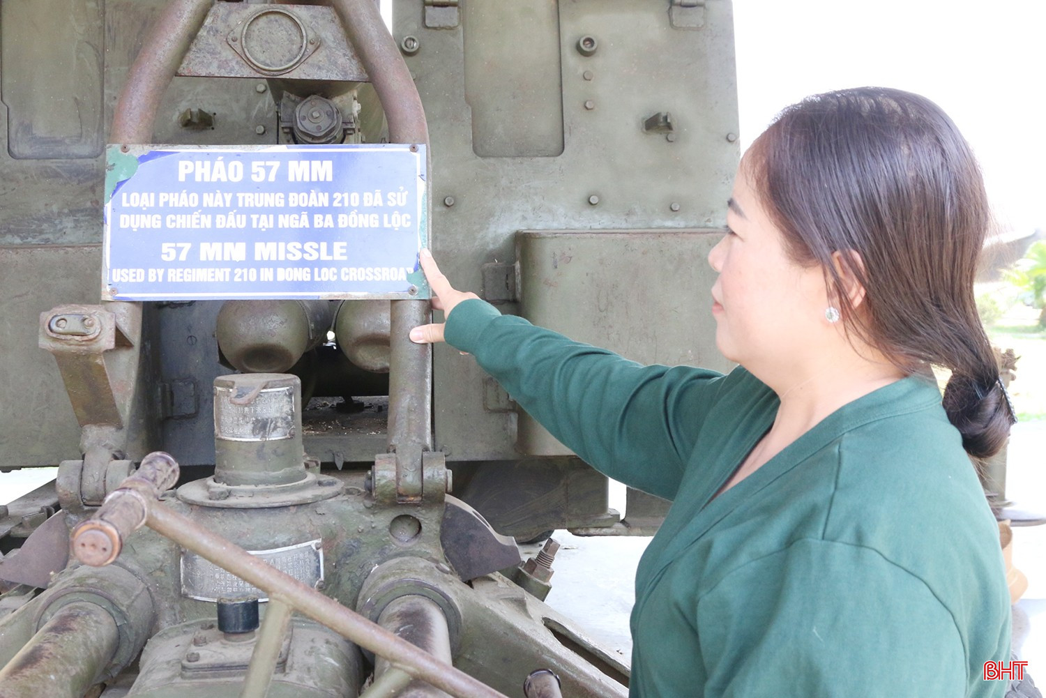 bqbht_br_chi-huynh-kim-hanh-cung-gia-dinh-tham-nhung-hien-vat-chien-tranh-tai-khu-di-tich-nga-ba-dong-loc1-1.jpg