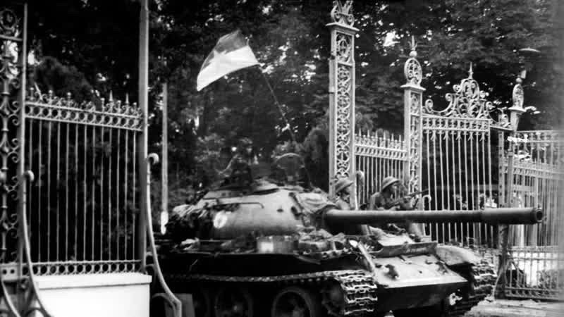 11 giờ 30 phút ngày 30/4/1975, xe tăng quân Giải phóng băng qua cánh cổng sắt, đánh chiếm Phủ Tổng thống ngụy Sài Gòn, sào huyệt cuối cùng của quân địch, kết thúc oanh liệt cuộc trường chinh 30 năm chống ngoại xâm của dân tộc. (Ảnh: Mai Hưởng/TTXVN).