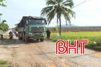 "Khổ sở" di chuyển trên các tuyến đường công vụ hư hỏng nặng