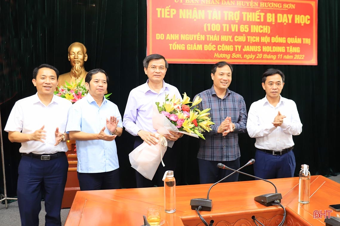 Lãnh đạo tỉnh dự lễ tiếp nhận 100 tivi trị giá 2 tỷ đồng hỗ trợ các trường học ở Hương Sơn