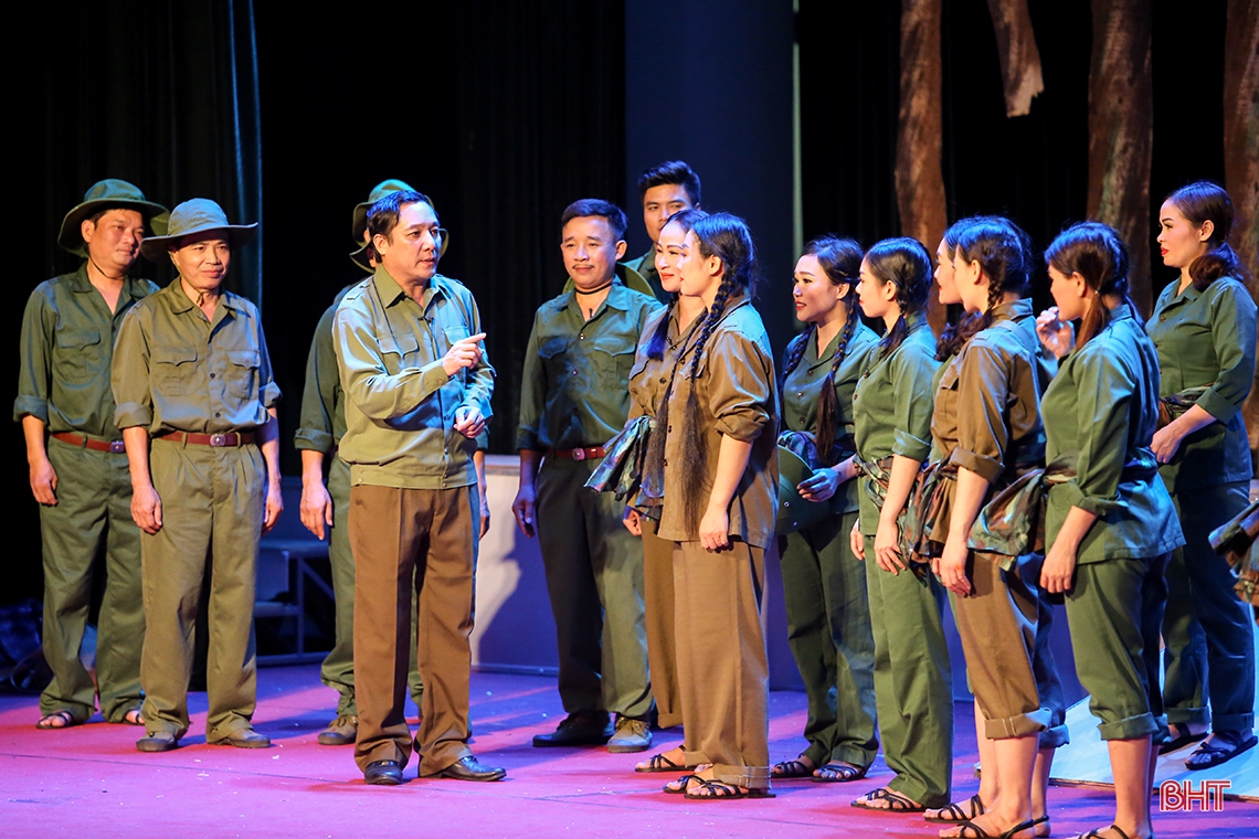 Lắng đọng buổi công diễn vở kịch “Khoảng trời con gái”