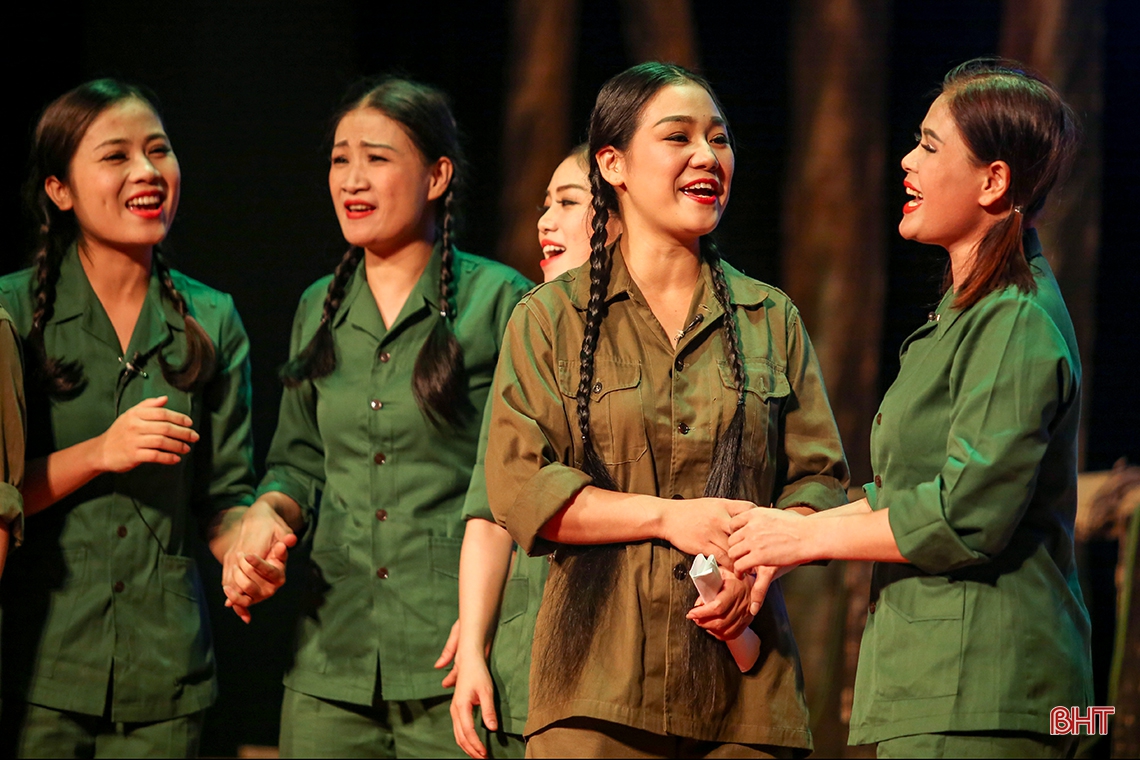 Lắng đọng buổi công diễn vở kịch “Khoảng trời con gái”