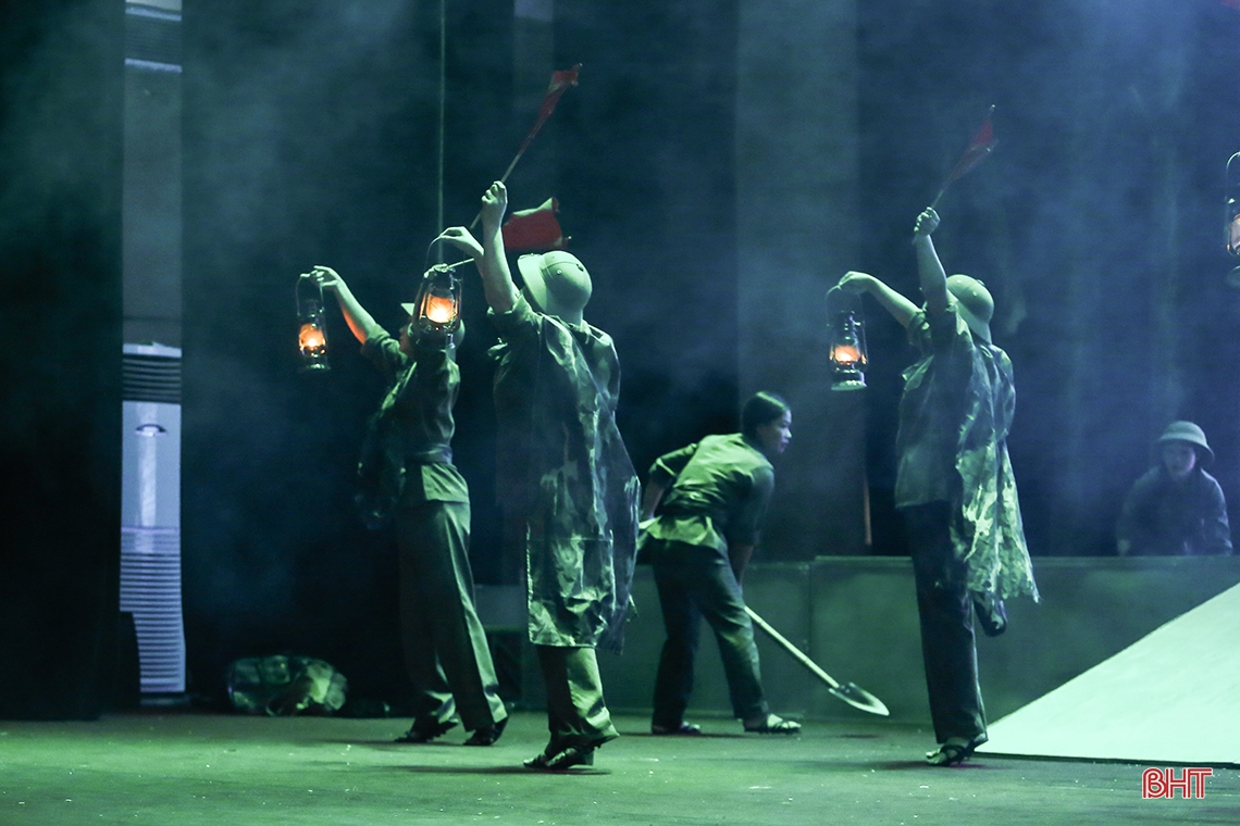 Lắng đọng buổi công diễn vở kịch “Khoảng trời con gái”