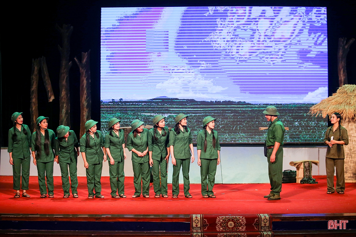 Lắng đọng buổi công diễn vở kịch “Khoảng trời con gái”