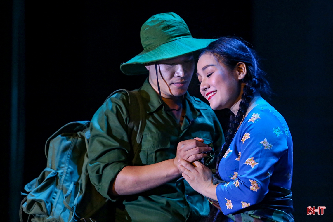 Lắng đọng buổi công diễn vở kịch “Khoảng trời con gái”