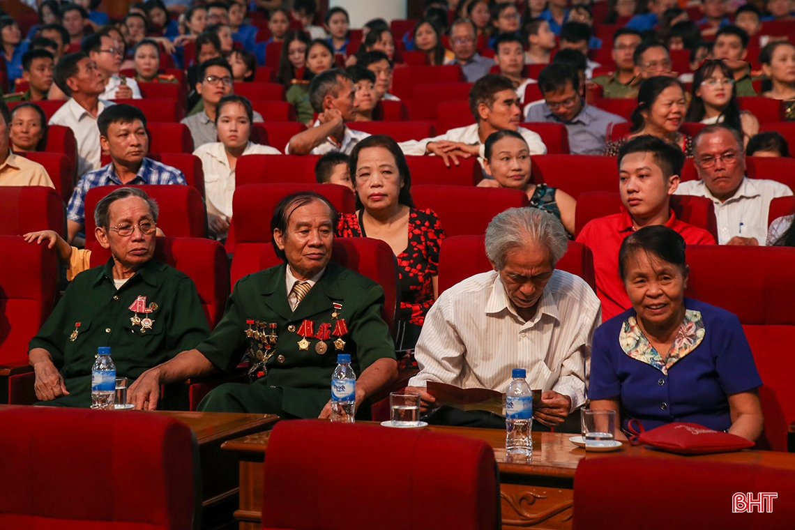 Lắng đọng buổi công diễn vở kịch “Khoảng trời con gái”