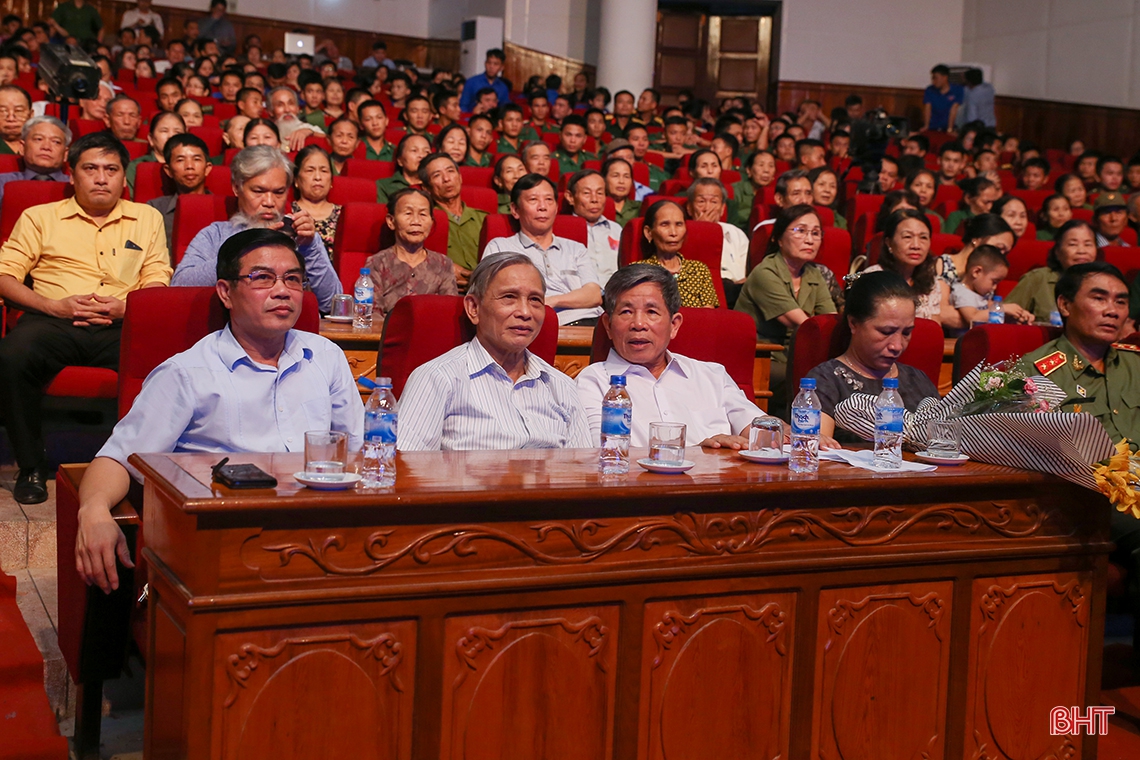 Lắng đọng buổi công diễn vở kịch “Khoảng trời con gái”