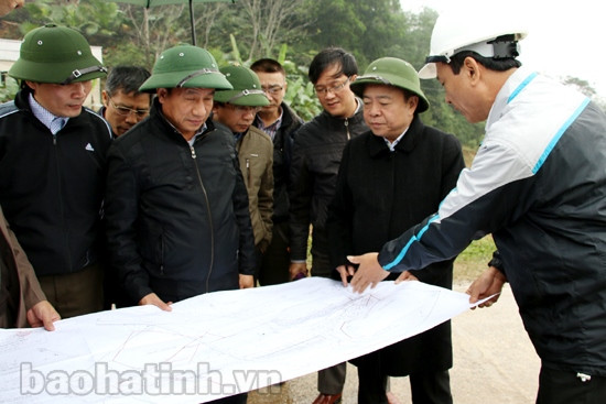 Khẩn trương cho ngày chặn dòng đợt 2 thủy lợi Ngàn Trươi – Cẩm Trang ảnh 1