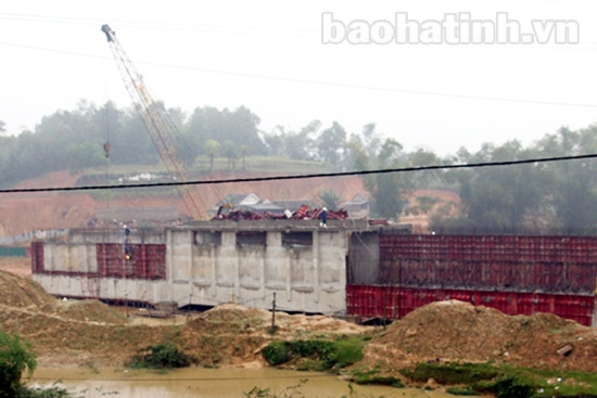 Khẩn trương cho ngày chặn dòng đợt 2 thủy lợi Ngàn Trươi – Cẩm Trang ảnh 3