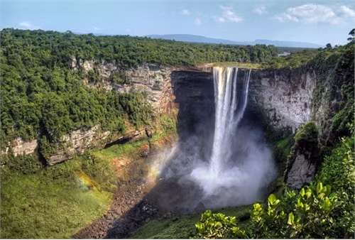 10. Kaieteur, Guyana Mặc dù không cao nhất hay rộng nhất nhưng Kaieteur có sự kết hợp giữa chiều cao (226 m) và lượng nước (663 mét khối mỗi giây) nên được biết tới là thác nước kỳ vĩ nhất thế giới. Ảnh: Tim Snell.