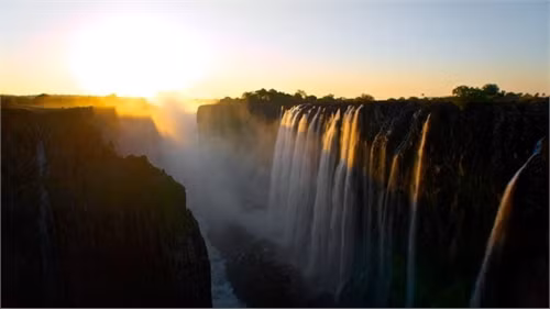4. Mosi-oa-Tunya, Zambia Thác này nằm ở biên giới 2 nước Zimbabwe và Zambia. Tên gọi đầu tiên mà người Zambia vẫn sử dụng phổ biến đến nay là Mosi-oa-Tunya. Victoria là tên do nhà thám hiểm David Livingstone, người châu Âu đầu tiên đặt chân đến đặt và chỉ do dân Zimbabwe dùng. Ảnh: Mario Micklish.