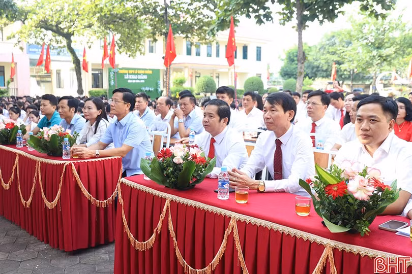 Đại biểu tham dự lễ khai giảng