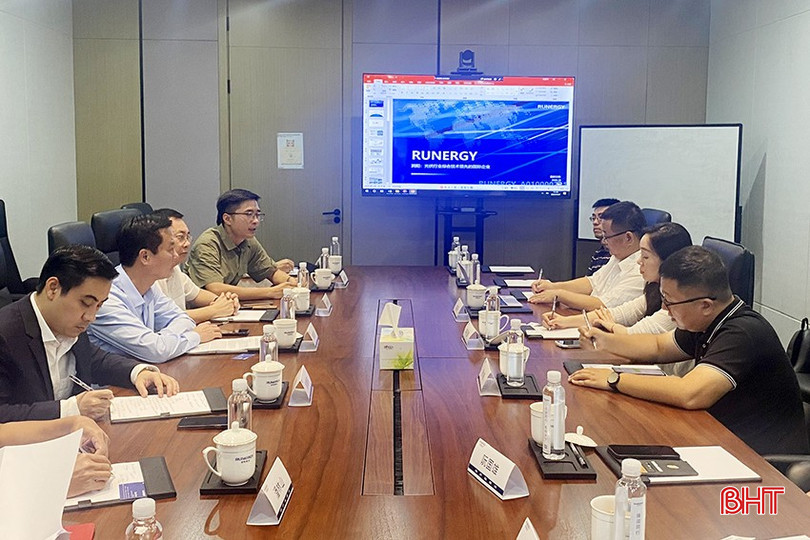 Đoàn công tác tỉnh Hà Tĩnh do đồng chí Trần Báu Hà - Phó Chủ tịch UBND tỉnh dẫn đầu đến thăm, làm việc tại Tập đoàn Công nghệ Năng lượng mới Giang Tô Runergy. 1.jpg