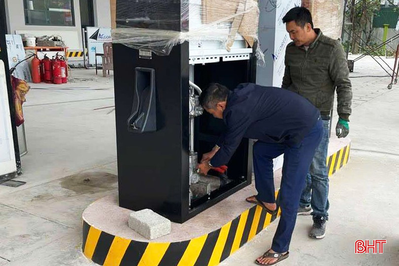 Triển khai lắp đặt thiết bị kết nối tại cửa hàng xăng dầu Phúc Lộc Ninh ở thị trấn Xuân An, huyện Nghi Xuân. bqbht_br_479664881-1314413203040265-7425243043335513696-n-1.jpg