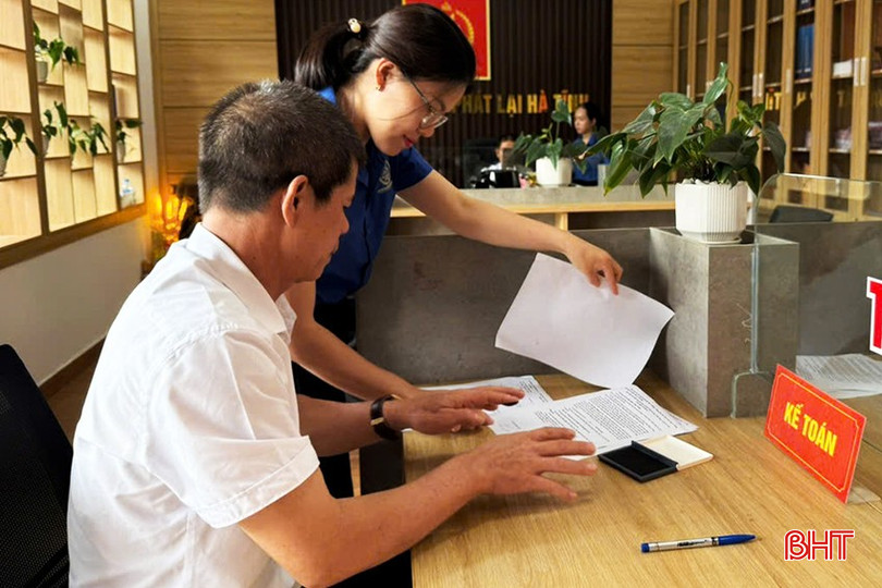 Khách hàng Lê Hoài Nam cùng đối tác trực tiếp đến Văn phòng Thừa phát lại Hà Tĩnh lập vi bằng đặt cọc mua bán dự án. bqbht_br_z6831702389983-e5dfaf3266422a7df586c14a92d88821.jpg