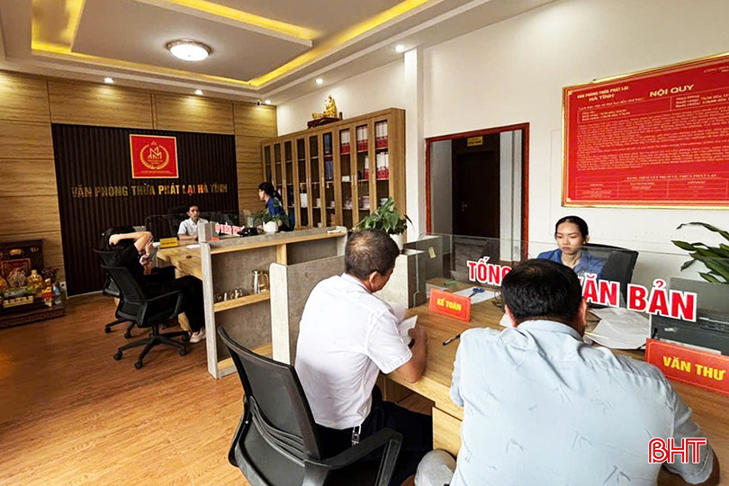 Đội ngũ Thừa phát lại và thư ký nghiệp vụ được đào tạo bài bản sẵn sàng tư vấn, hỗ trợ khách hàng trong các dịch vụ. bqbht_br_z6831702389851-7b10aef0adac8a7794dfea9ddb04a55a.jpg