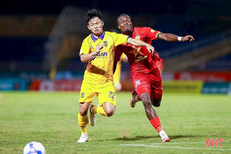 Trận lượt đi V.League 2024/25 giữa SLNA và HLHT trên sân Vinh, hai đội hòa nhau với tỷ số 0-0. bqbht_br_a-th7953-2681.jpg