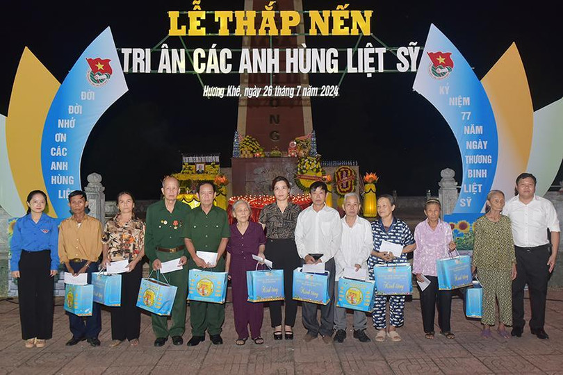 Tại chương trình, lãnh đạo huyện Hương Khê trao tặng quà cho các thương binh, bệnh binh, thân nhân liệt sĩ gặp hoàn cảnh khó khăn. 5-9102.jpg