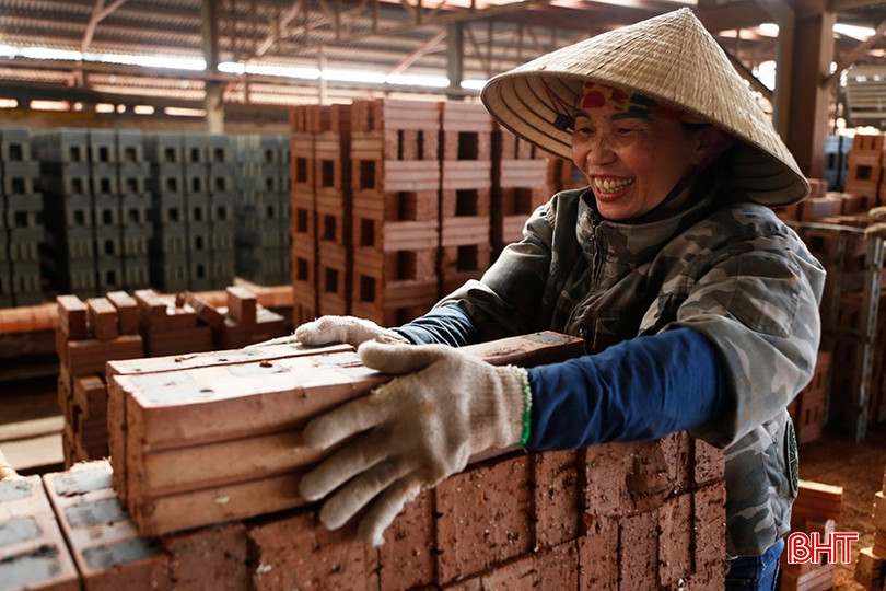 Tình trạng gạch nung “cháy hàng”, giá tăng đang tác động trực tiếp đến người dân, chủ xây dựng các công trình trên địa bàn. bqbht_br_4-1.jpg