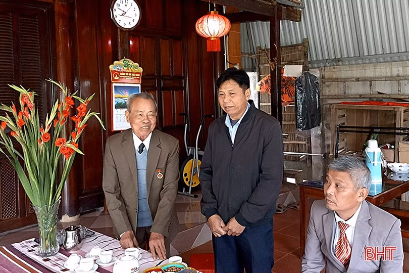 Thiêng liêng lễ chào cờ đầu năm mới ở Hà Tĩnh