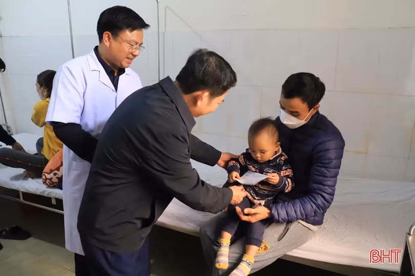 Lãnh đạo Hương Sơn chúc tết các đơn vị đêm giao thừa