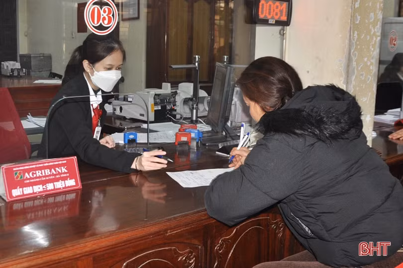 Nhân viên ngân hàng ở Hà Tĩnh “tăng ca” phục vụ nhu cầu giao dịch