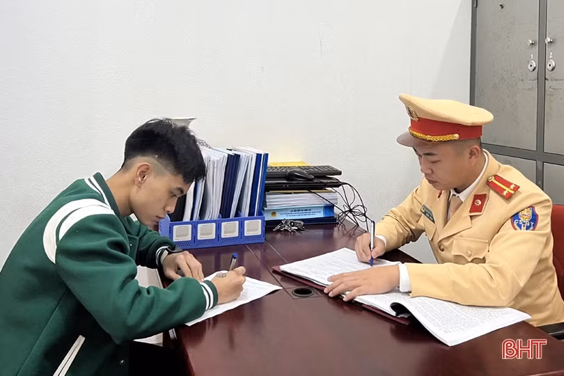 Xử phạt “quái xế” kẹp ba, “bốc đầu” trên quốc lộ 1 ở Can Lộc