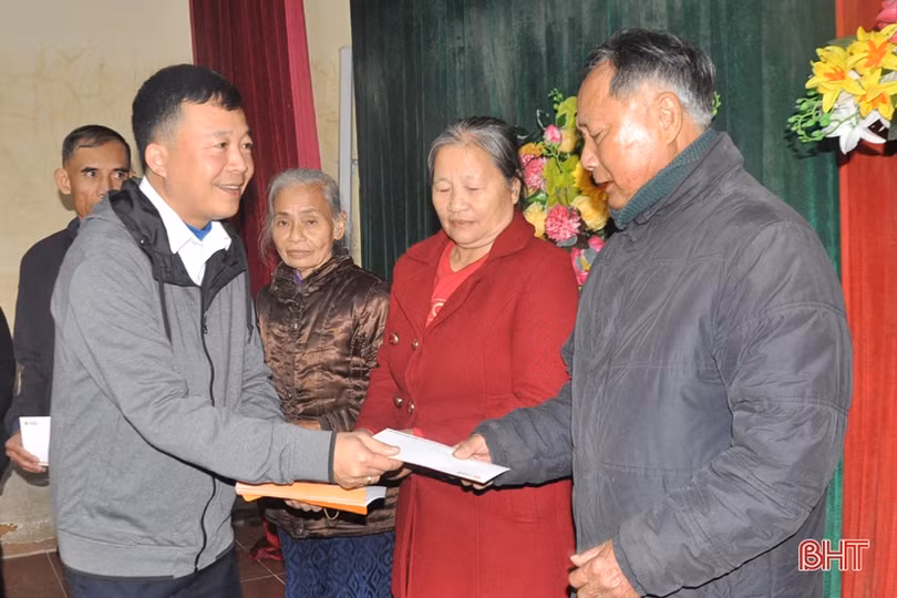 Các ngân hàng ở Hà Tĩnh trao 110 suất quà tết cho người dân “rốn lũ” Hương Khê