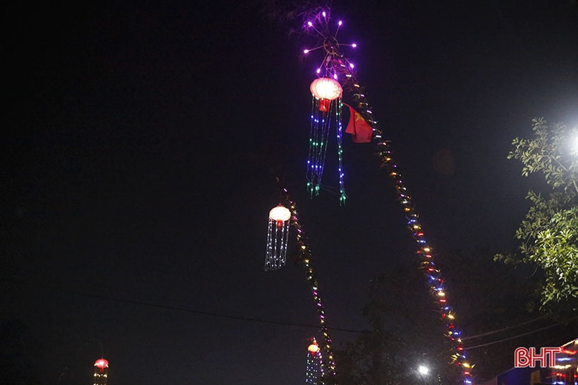 Chiêm ngưỡng những cung đường nêu lung linh ngày tết ở Hà Tĩnh