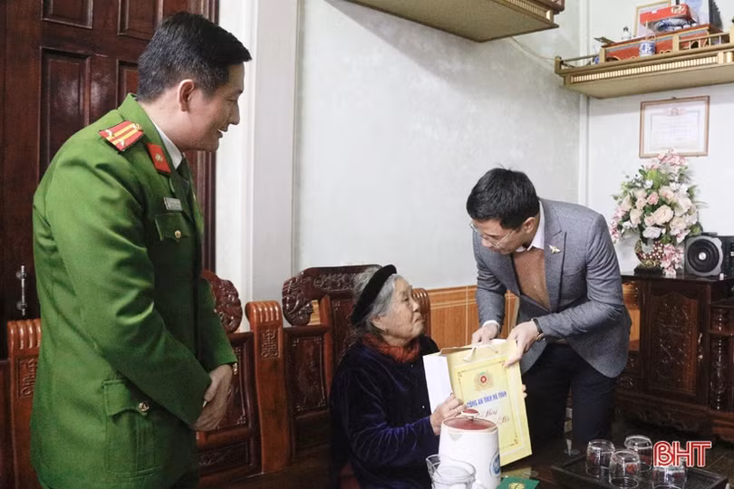 Giám đốc Công an tỉnh tặng quà người có công trên địa bàn TP Hà Tĩnh