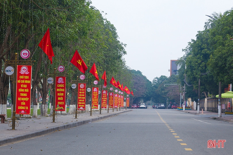Thành Sen tĩnh lặng sáng đầu xuân
