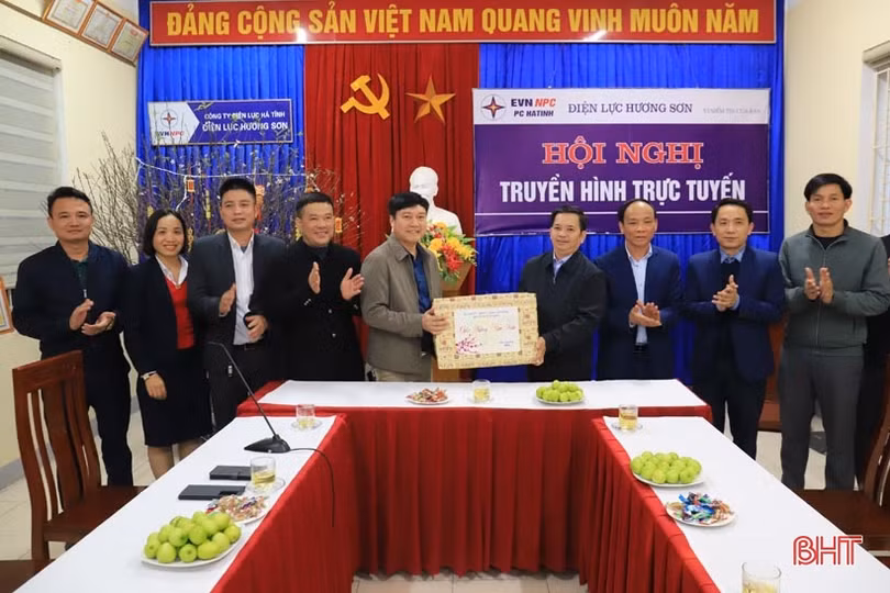 Lãnh đạo Hương Sơn chúc tết các đơn vị đêm giao thừa