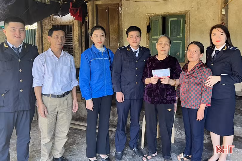 Cục Hải quan Hà Tĩnh tặng quà tết cho nhiều hoàn cảnh khó khăn