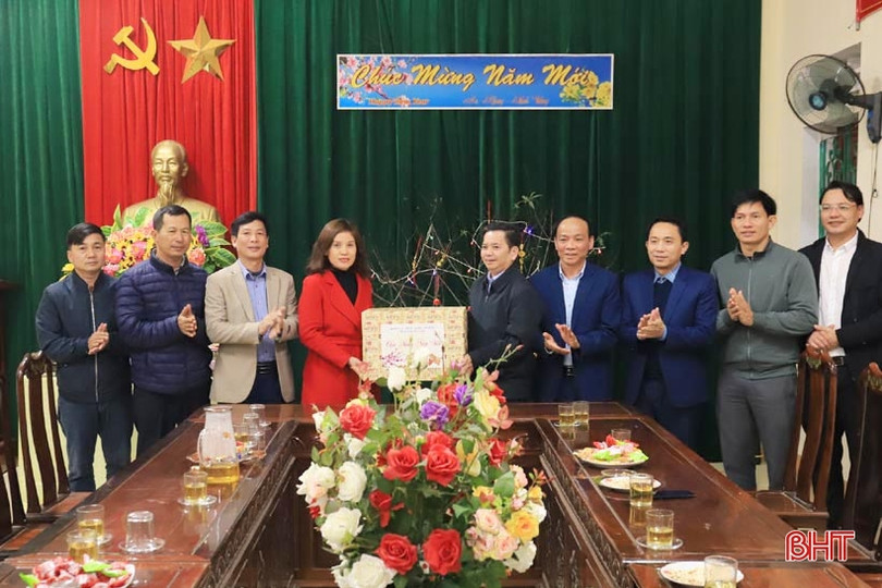 Lãnh đạo Hương Sơn chúc tết các đơn vị đêm giao thừa