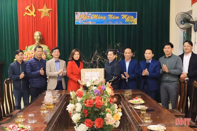 Lãnh đạo Hương Sơn chúc tết các đơn vị đêm giao thừa