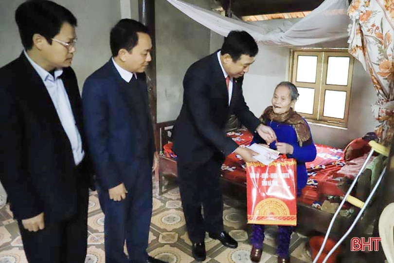 Lãnh đạo tỉnh chúc tết gia đình chính sách, người cao tuổi ở Hương Sơn