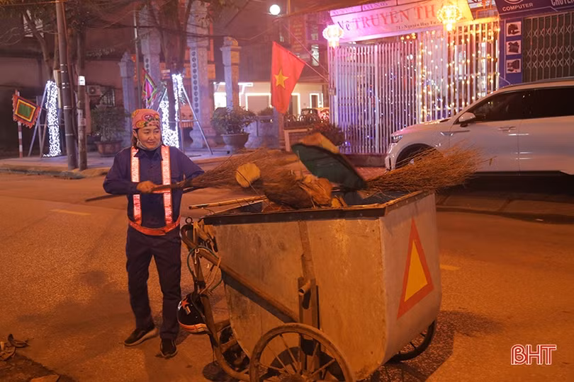 Giao thừa của những người thầm lặng làm sạch phố phường Hà Tĩnh