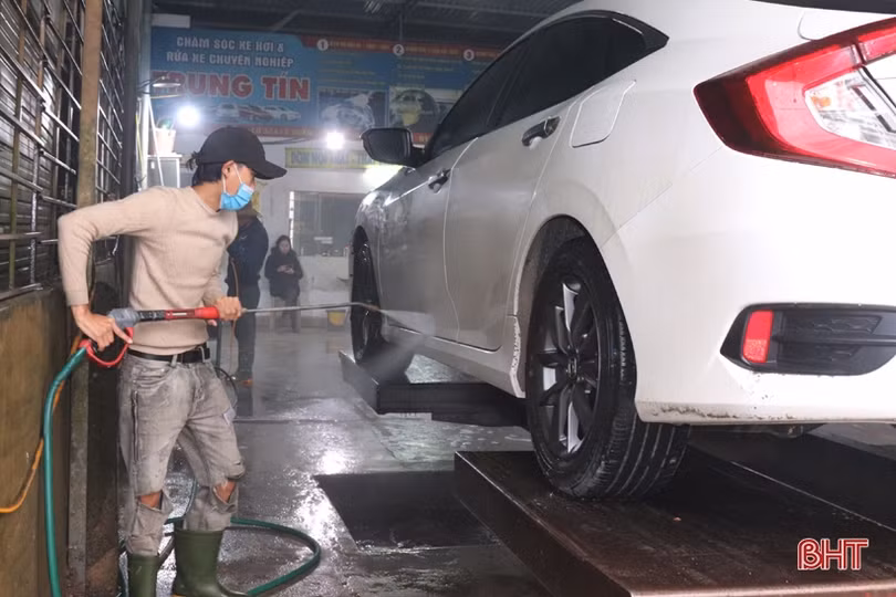 Dịch vụ rửa xe tất bật những ngày cuối năm