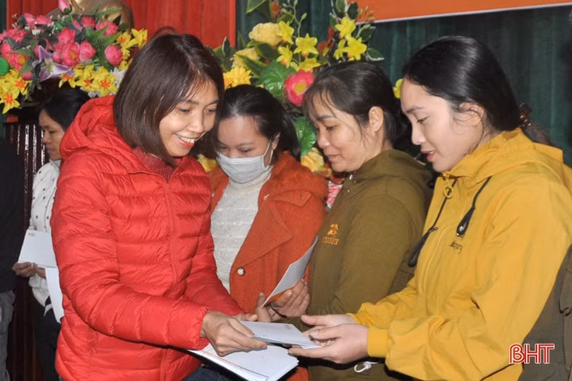 Các ngân hàng ở Hà Tĩnh trao 110 suất quà tết cho người dân “rốn lũ” Hương Khê