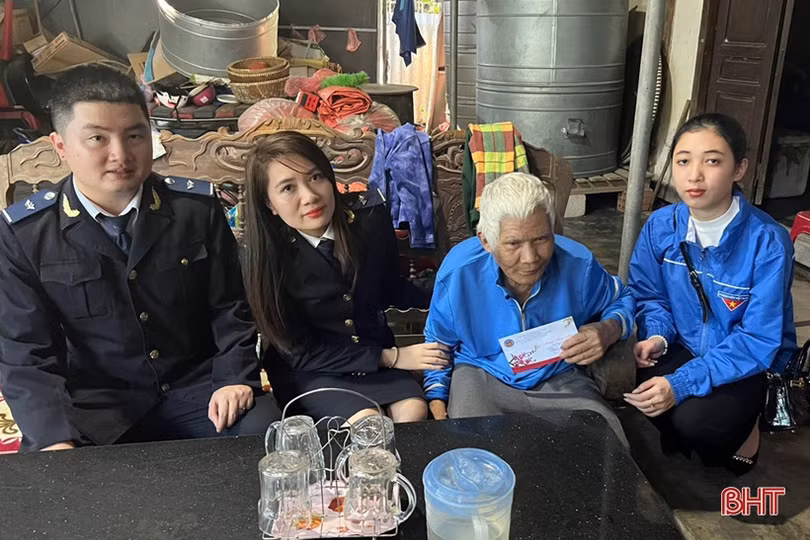 Cục Hải quan Hà Tĩnh tặng quà tết cho nhiều hoàn cảnh khó khăn