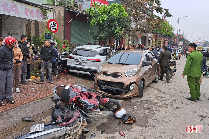 Toyota Cross mất lái, đâm liên hoàn 7 xe máy và Kia Morning ở Nghi Xuân