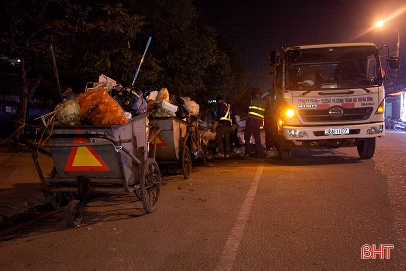 Tăng ca, thêm nhân lực để thu dọn lượng rác thải tăng đột biến ở Hà Tĩnh dịp tết