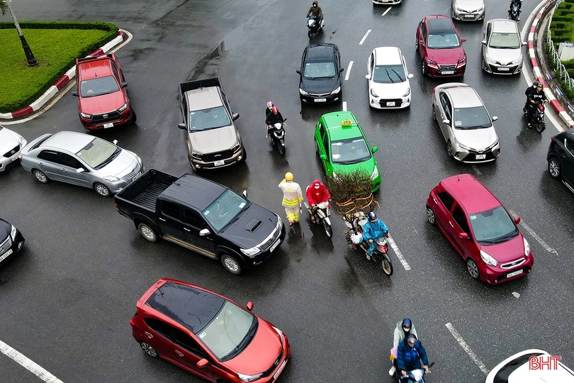 Công an TP Hà Tĩnh đội mưa phân luồng cho người dân sắm tết