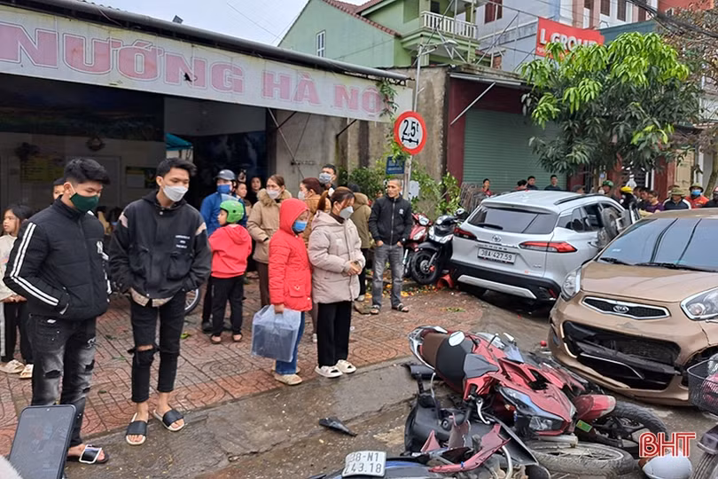 Toyota Cross mất lái, đâm liên hoàn 7 xe máy và Kia Morning ở Nghi Xuân